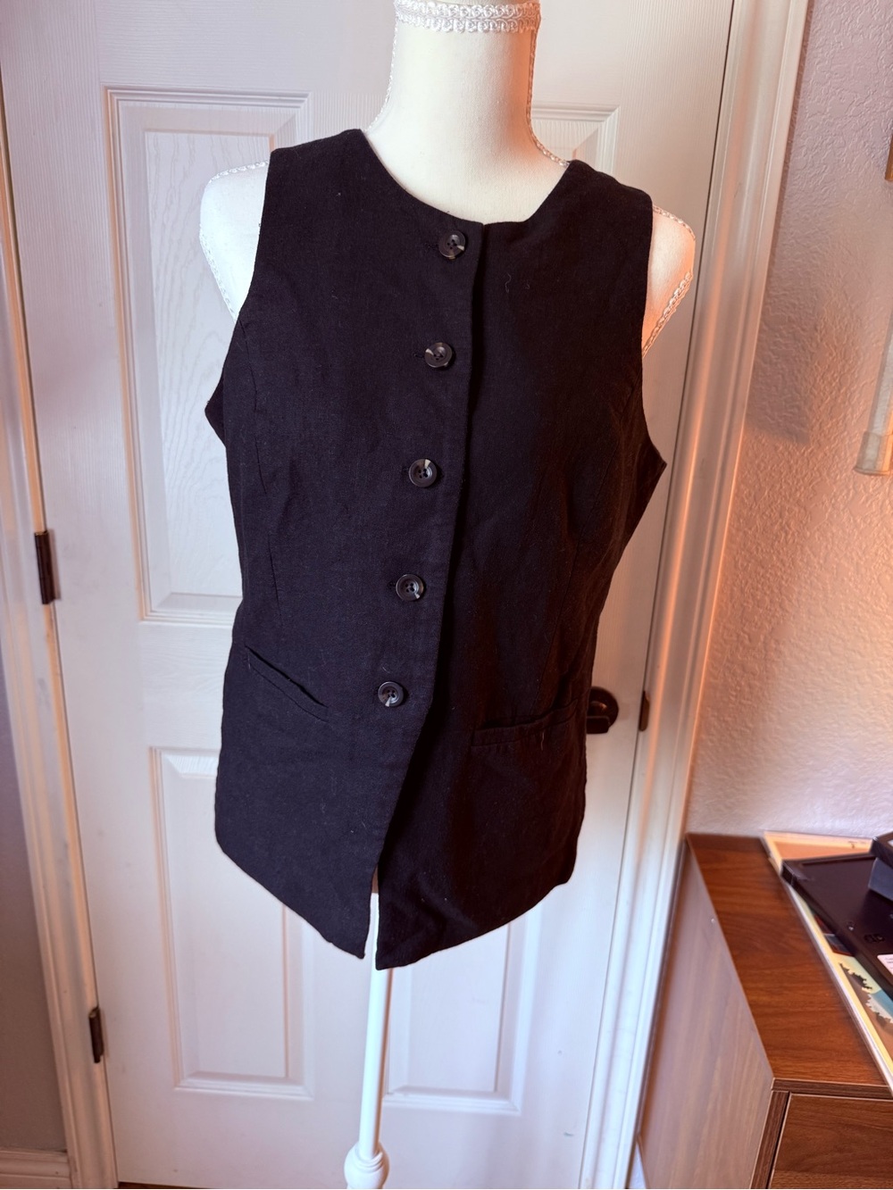 Old Navy women’s black linen vest